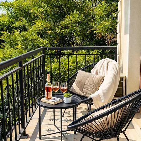 Two-bedroom With Kitchen * St Constantin et Helena